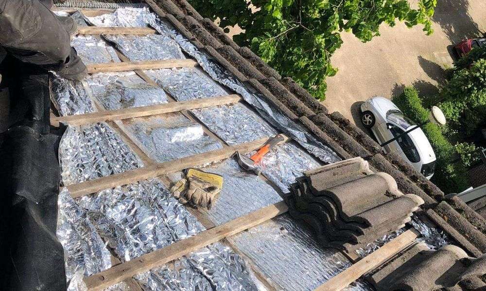 Nieuwe panlatten met dakpannen in Ermelo